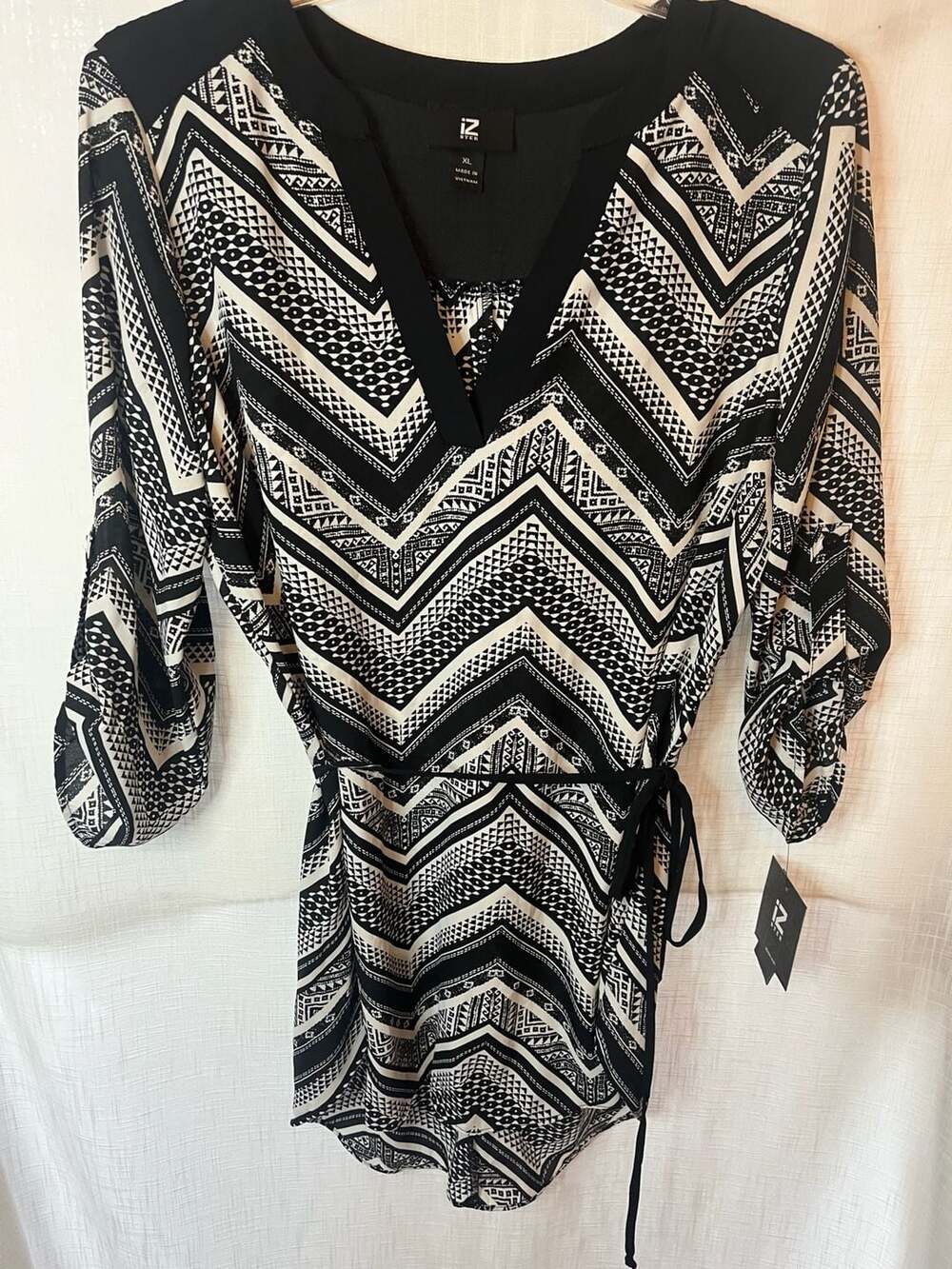 NEW IZ Byer Black White Geometric Print Tunic Top w/tie v-neck stretch Size XL